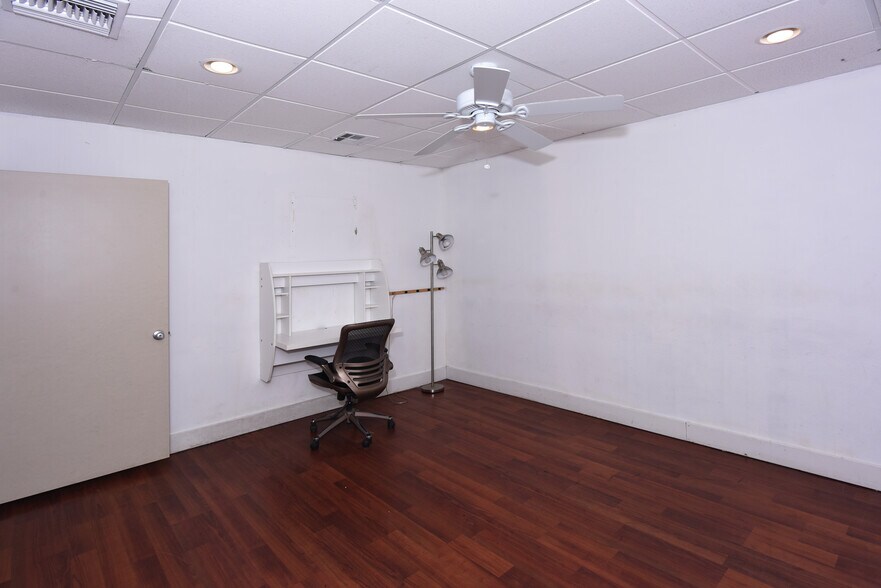 More Photos Of 7120-7122 Topanga Canyon Blvd, Canoga Park Office For Sale