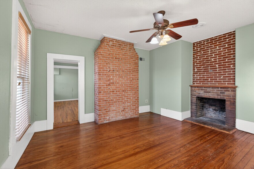 More Photos Of 119 Avenue G, Marble Falls Office For Sale