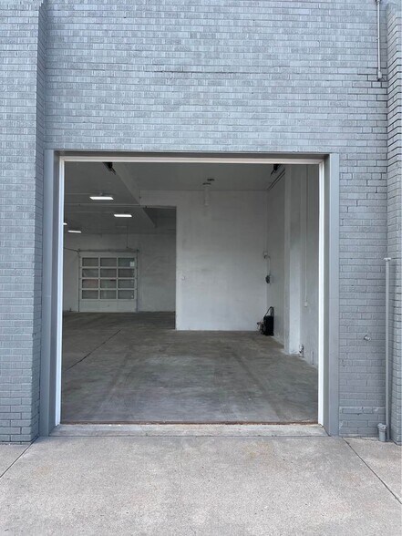 More Photos Of 210 Chestnut St, Sterling Showroom For Lease