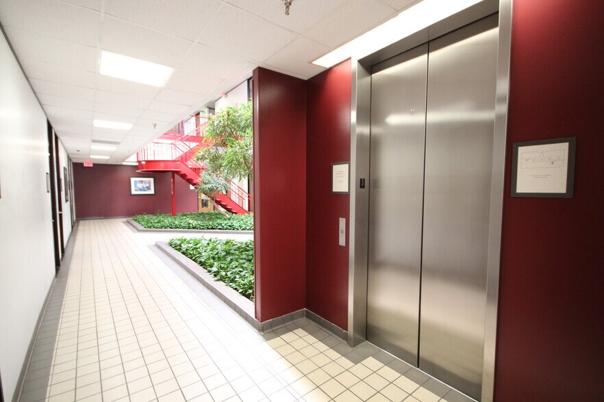 More Photos Of 16903 Red Oak Dr, Houston Office For Lease