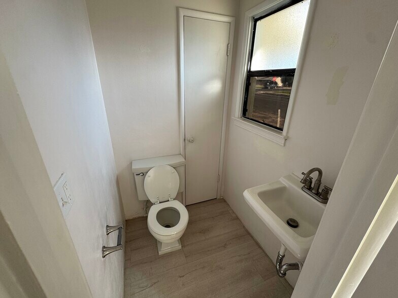 More Photos Of 403 N L St, Dinuba Medical For Lease