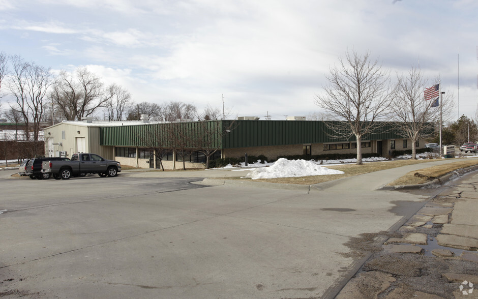 Primary Photo Of 5935 Henninger Dr, Omaha Warehouse For Lease