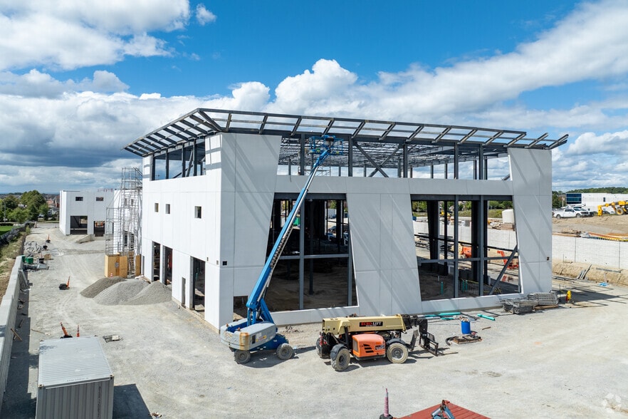 More Photos Of 435 Cityview Blvd, Vaughan Industrial For Sale