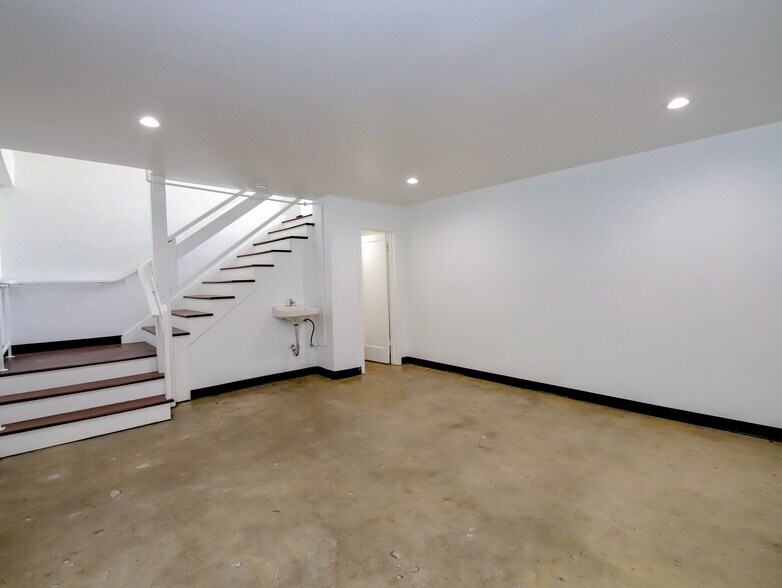 More Photos Of 212 N San Fernando Blvd, Burbank Storefront For Sale