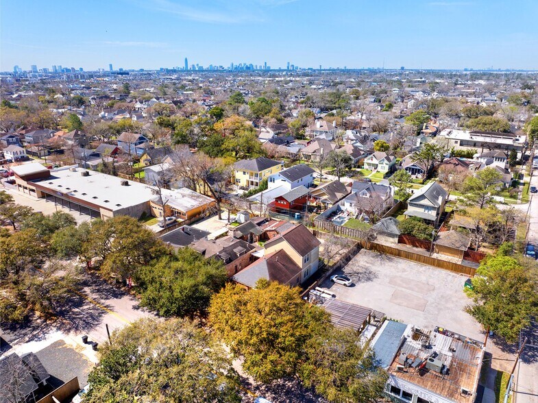 More Photos Of 1333-1335 Yale St, Houston General Retail For Sale