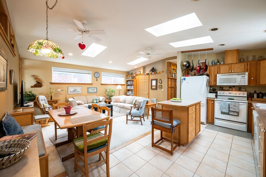 More Photos Of 1324 Commercial, Bellingham General Retail For Sale