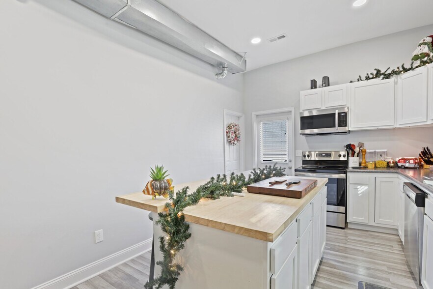 More Photos Of 14 W Depot St, Pataskala Showroom For Sale