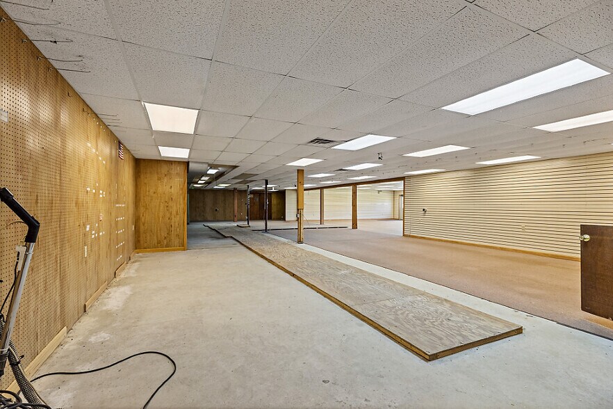 More Photos Of 53 Neck Rd, Benton General Retail For Sale