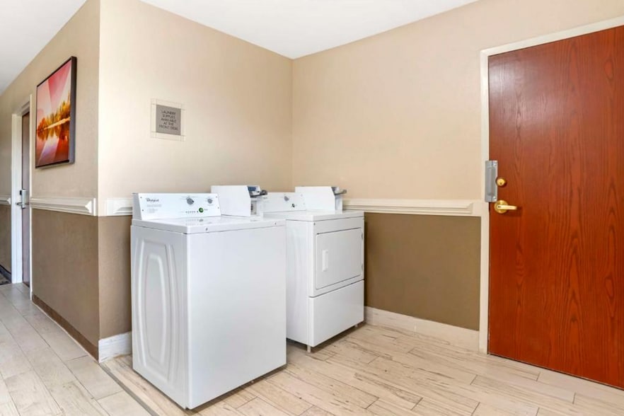 More Photos Of 842 Thompson St, Gardendale Hotel For Sale