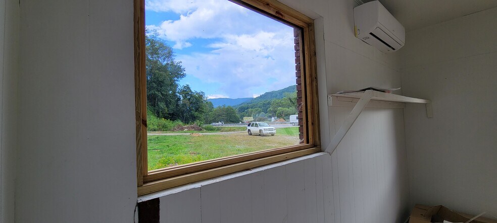 More Photos Of 17984 Great Smoky Mountain Expy, Waynesville Specialty For Lease