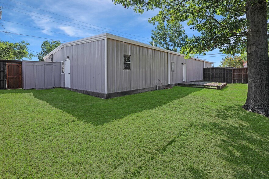 More Photos Of 202 Maple St, Farmersville Showroom For Sale