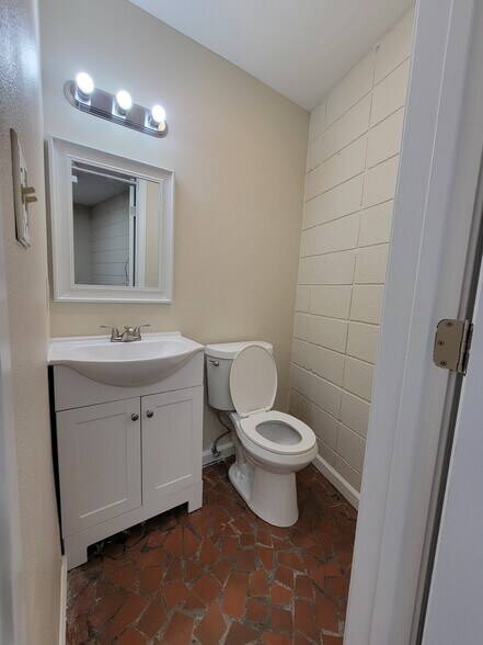 More Photos Of 200 Pass Rd, Gulfport Flex For Lease