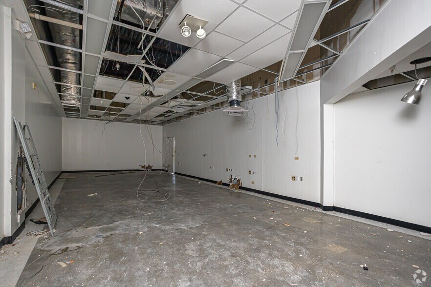 More Photos Of 5501 Crowder Blvd, New Orleans Storefront Retail Office For Lease