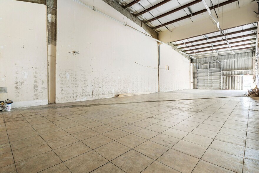 More Photos Of 1979 10th Ave N, Lake Worth Beach Distribution For Sale