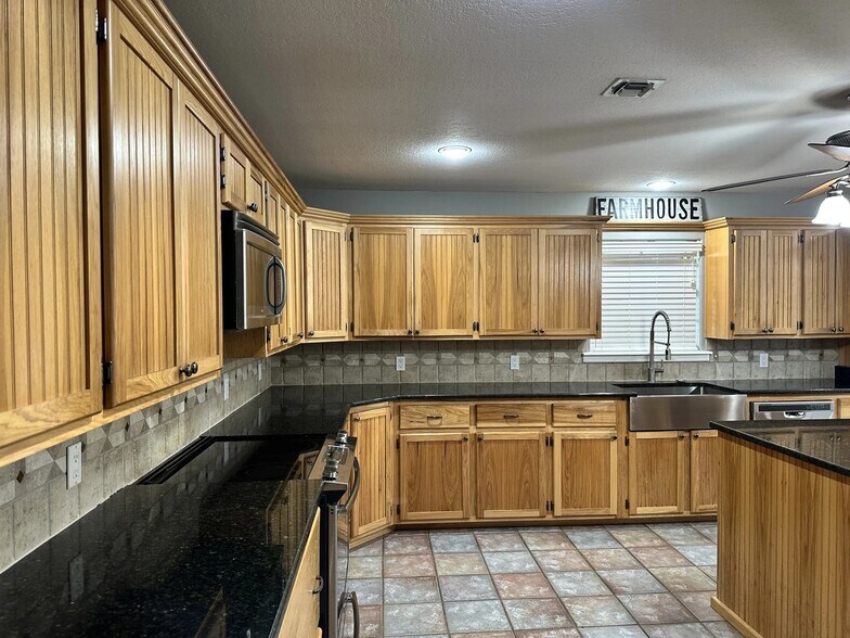 More Photos Of 1782 Key Ln, Abilene Office For Lease