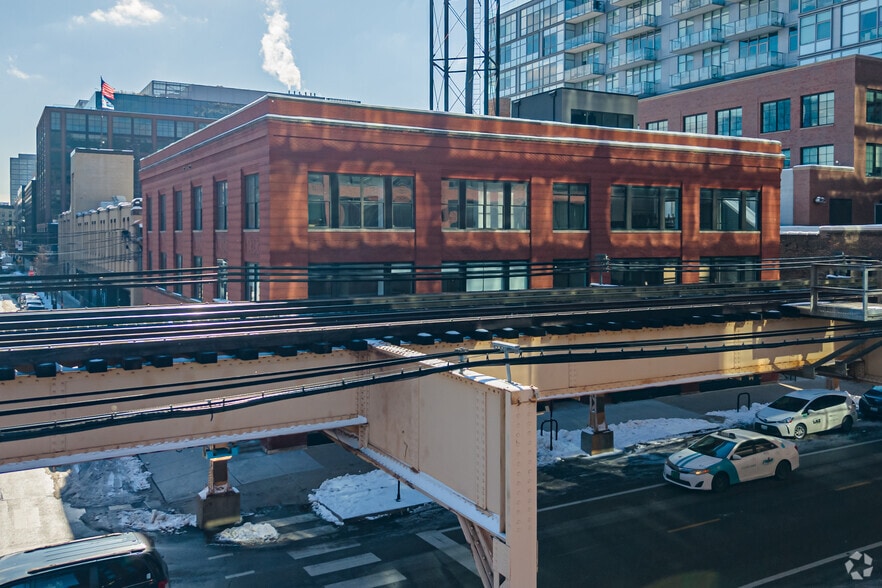 More Photos Of 1035 W Lake St, Chicago Office For Lease