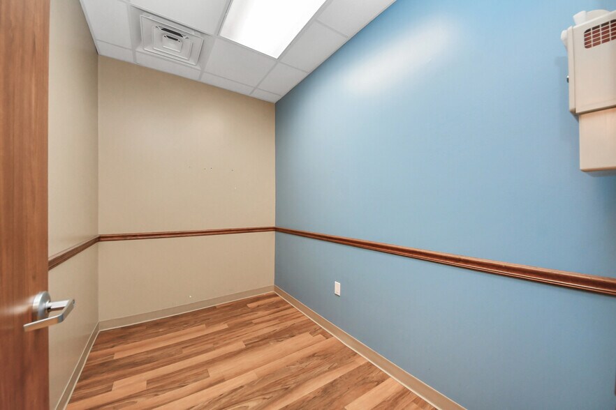 More Photos Of 3521 Town Center Blvd, Sugar Land Medical For Lease