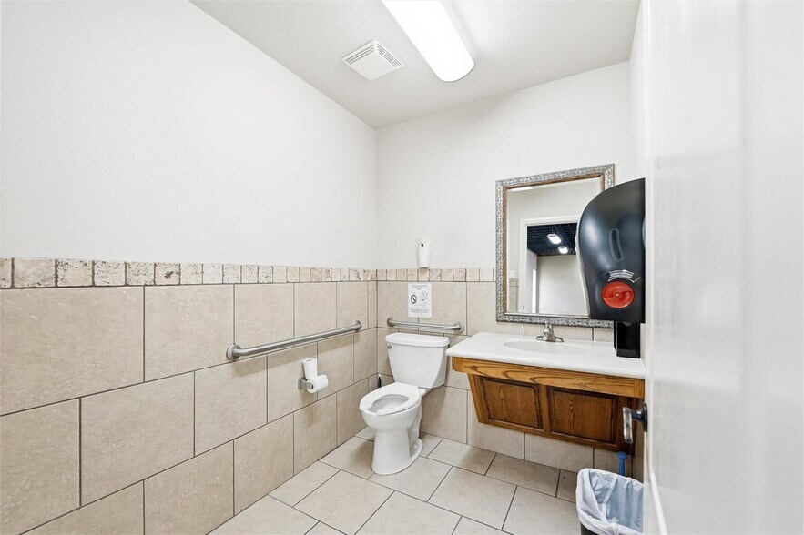 More Photos Of 1300 E Belknap St, Fort Worth Showroom For Sale