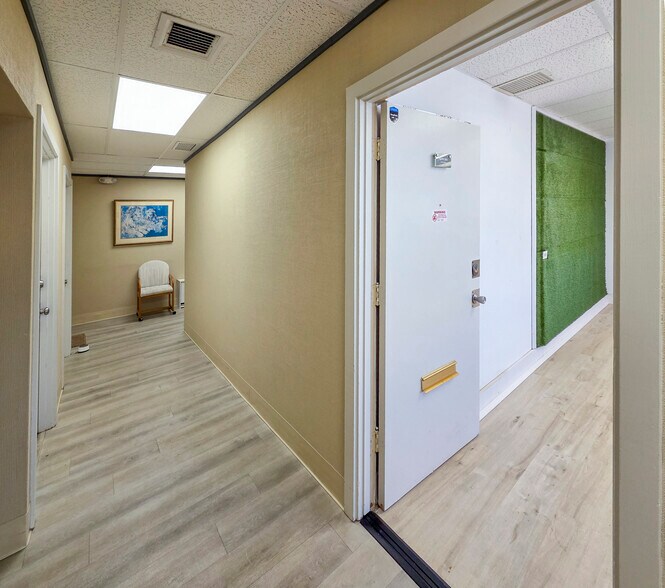 More Photos Of 1127 11th Ave, Honolulu Office For Lease