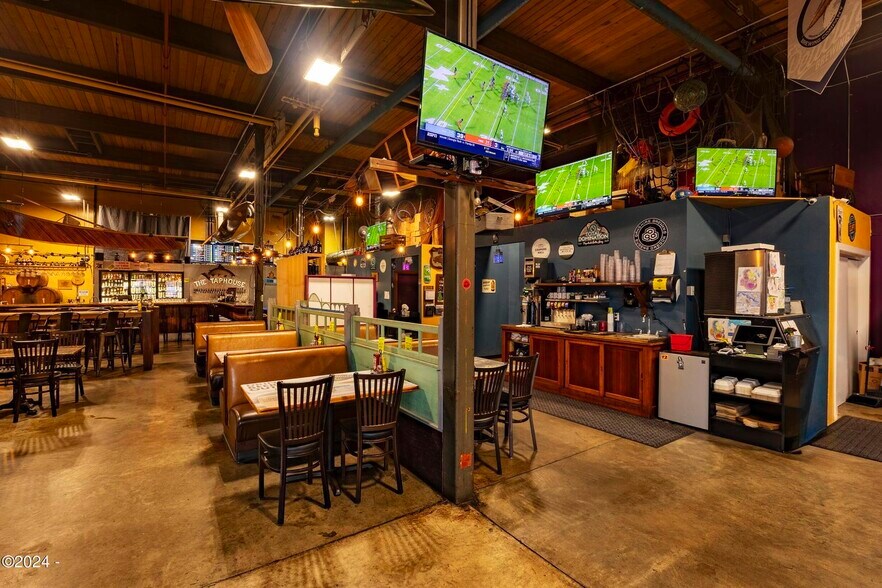 More Photos Of 501 NW Coast St, Newport Restaurant For Sale