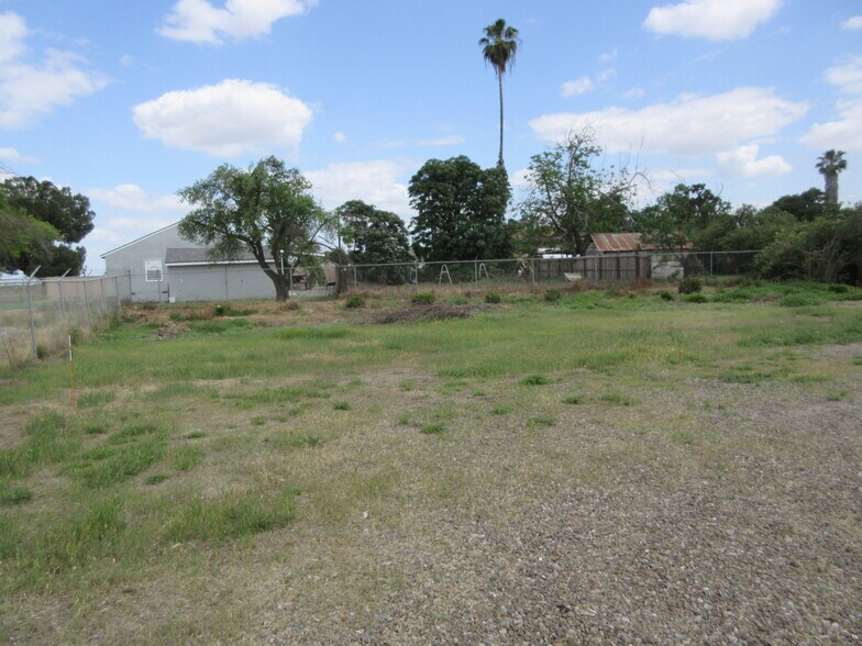 More Photos Of 13704 Armona Rd, Armona Warehouse For Lease