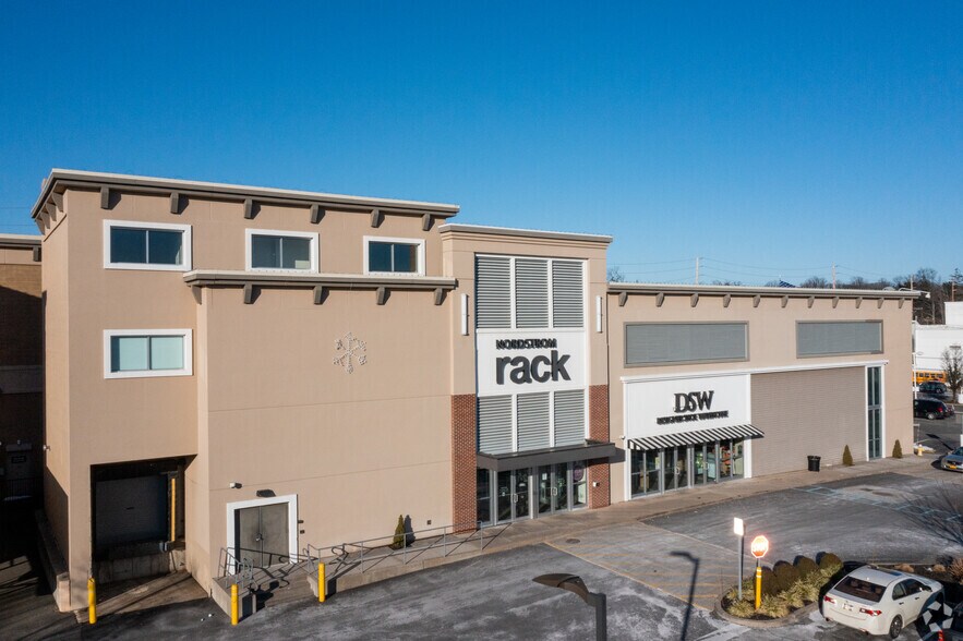 More Photos Of 1350 Northern Blvd, Manhasset Storefront Retail Office For Lease