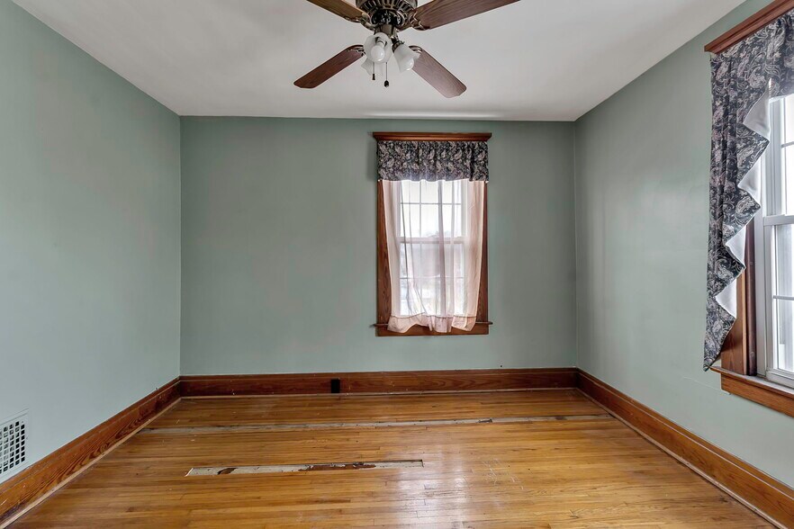 More Photos Of 646 Cayuga Dr, Niagara Falls Religious Facility For Sale