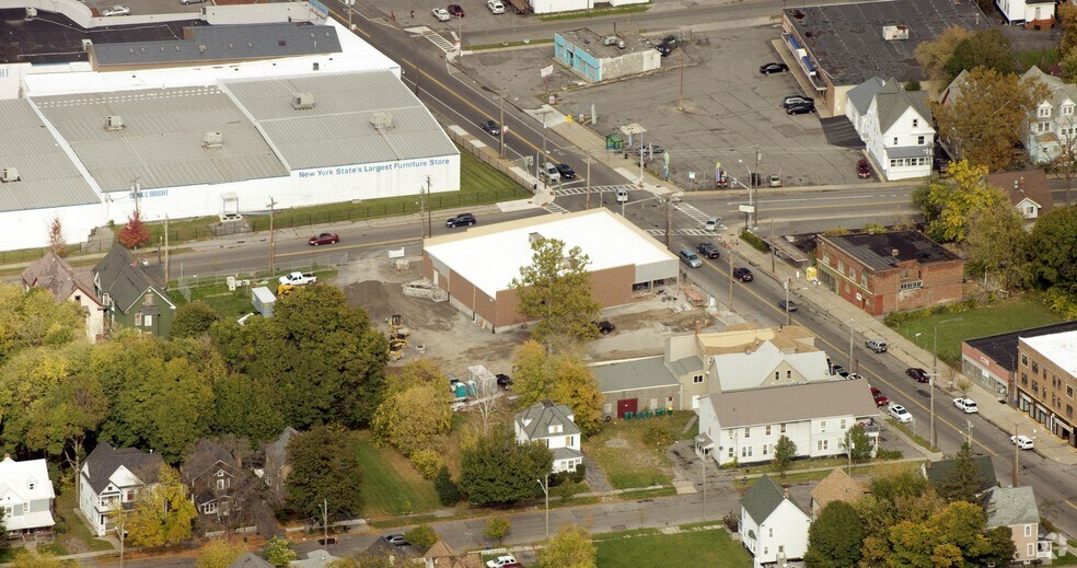 More Photos Of 2826 S Salina St, Syracuse Freestanding For Lease