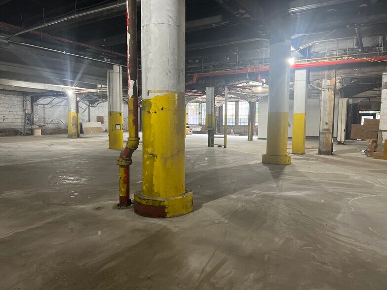 More Photos Of 56 Berry St, Brooklyn Storefront Retail Office For Lease