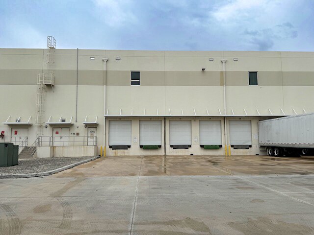 More Photos Of 8503 NW 80th St, Medley Distribution For Lease