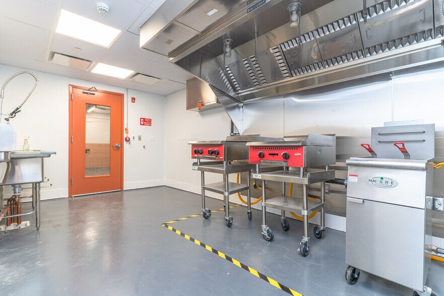 More Photos Of 102-110 Commerce St, Brooklyn Restaurant For Lease