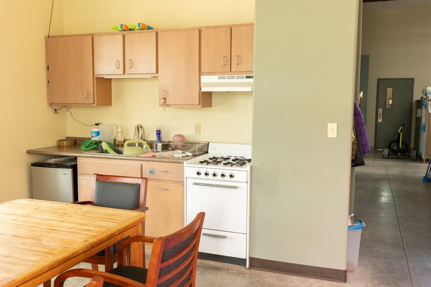 More Photos Of 202 Bendix Dr, Taos Distribution For Sale