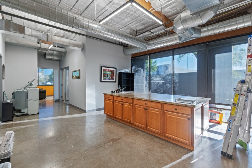 More Photos Of 2410 W Royal Palm Rd, Phoenix Light Manufacturing For Sale