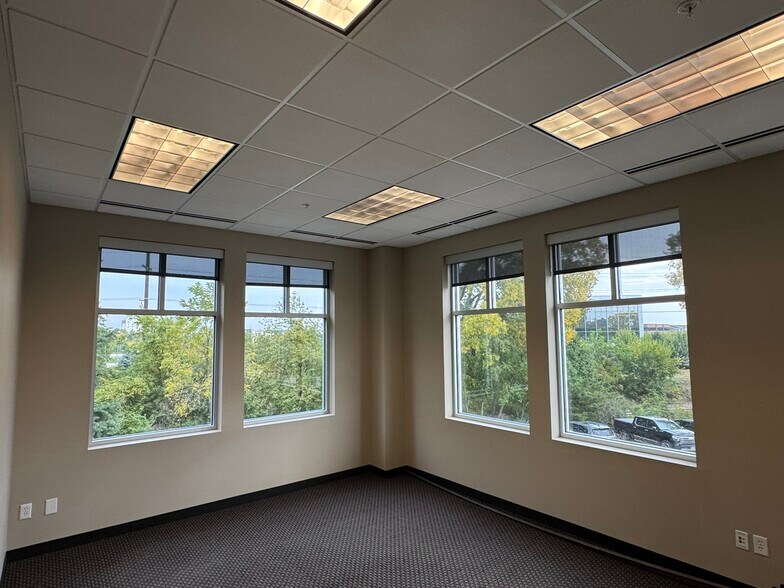 More Photos Of 1045 76th St, West Des Moines Office For Lease