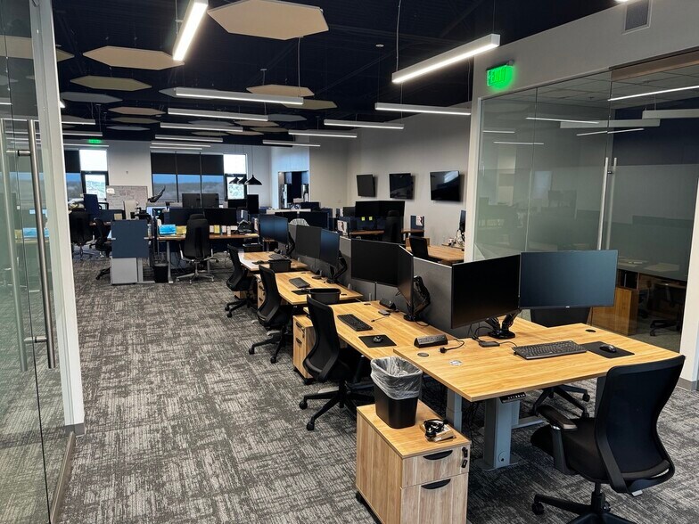 More Photos Of 165 Hargraves Dr, Austin Storefront For Lease