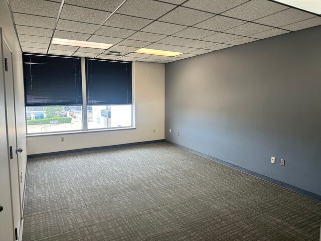 More Photos Of 6 Dearborn Sq, Kankakee Office For Sale