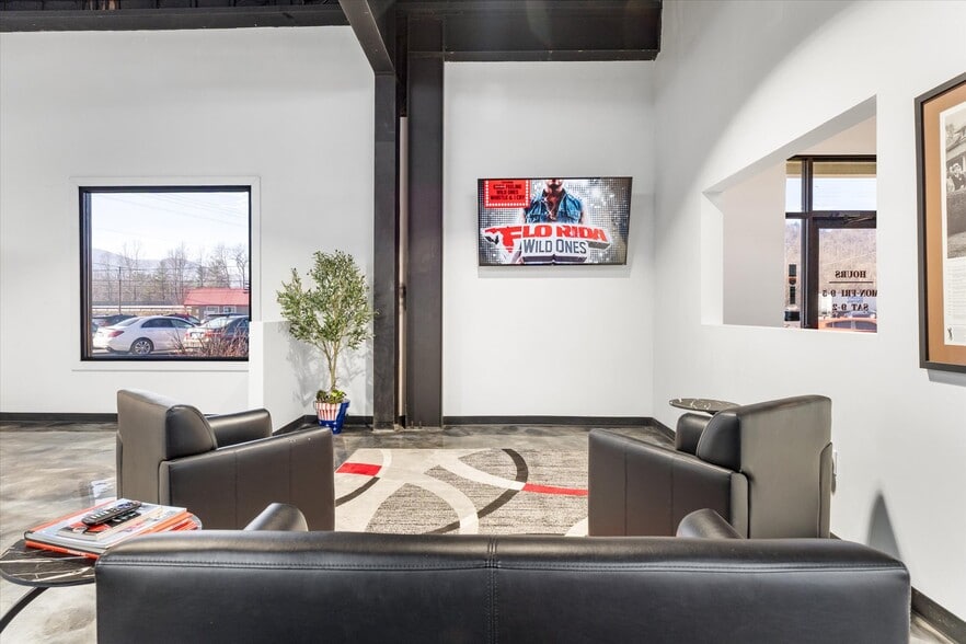 More Photos Of 912 Valley Ridge Rd, Covington General Retail For Sale
