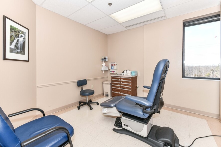 More Photos Of 1860 Town Center Dr, Reston Medical For Sale