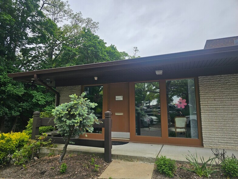 Primary Photo Of 124 Main St, Huntington Medical For Lease