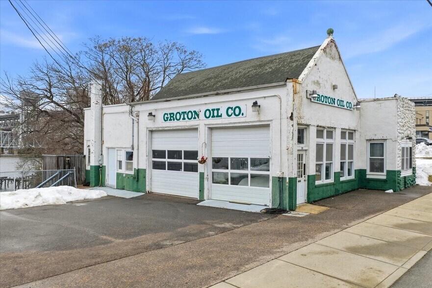 More Photos Of 53 Thames St, Groton Marina For Sale