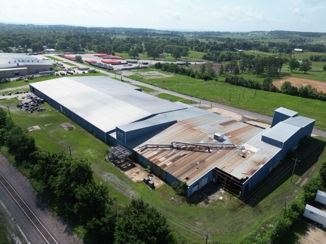 More Photos Of 1301 Industrial Park Rd, Mountain Grove Warehouse For Lease