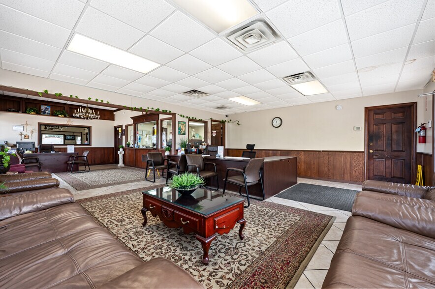 More Photos Of 411 Spencer Hwy, South Houston Auto Dealership For Lease