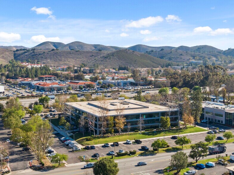 More Photos Of 2625 Townsgate Rd, Westlake Village Office For Lease