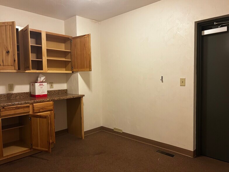 More Photos Of 7878 Gull Rd, Richland Warehouse For Lease