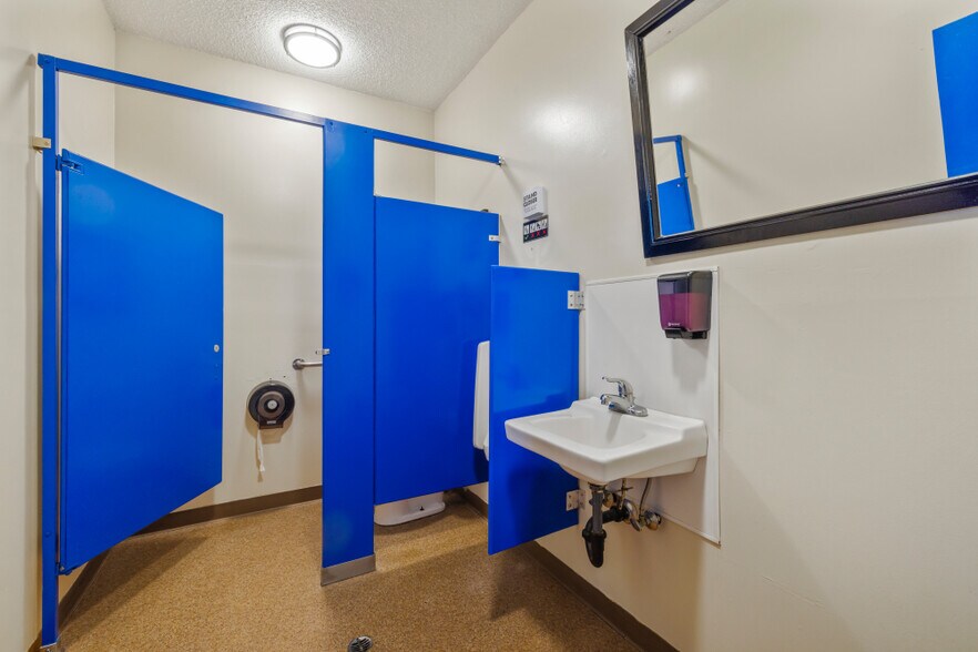 More Photos Of 2126 Broadway st, Malin Sports And Entertainment For Sale