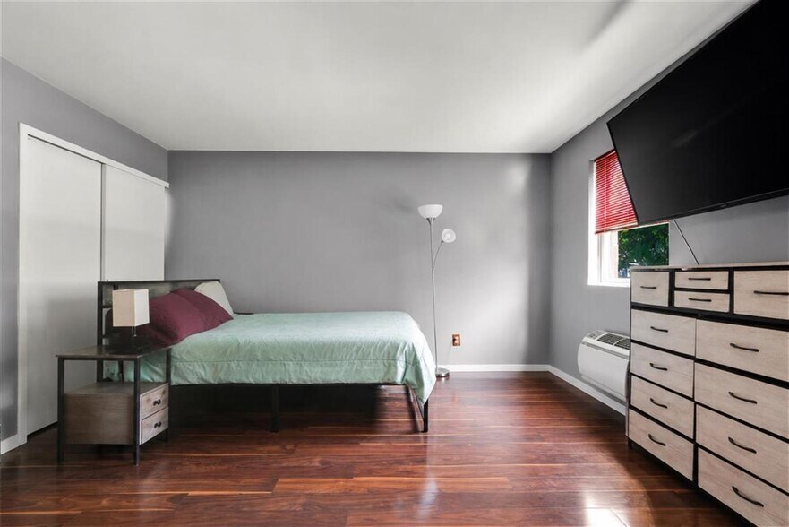 More Photos Of 10717 Metropolitan Ave, Forest Hills Flex For Sale