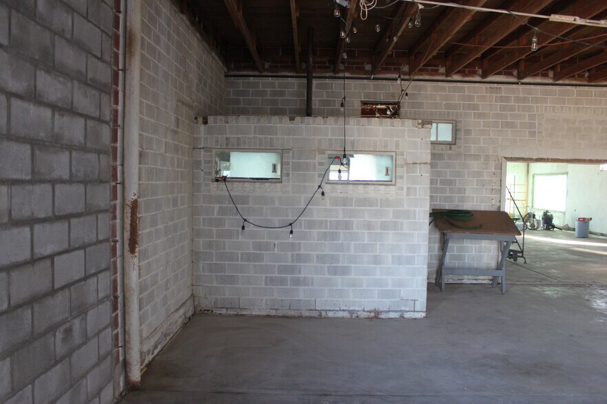 More Photos Of 1220 Mineral Wells Hwy, Weatherford Showroom For Sale