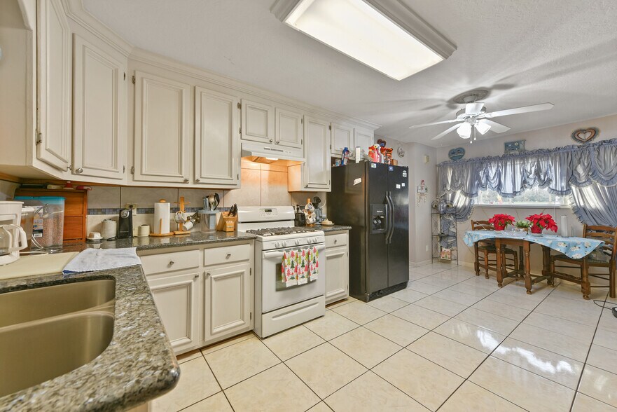 More Photos Of 1804 36th St N, Texas City Multifamily For Sale