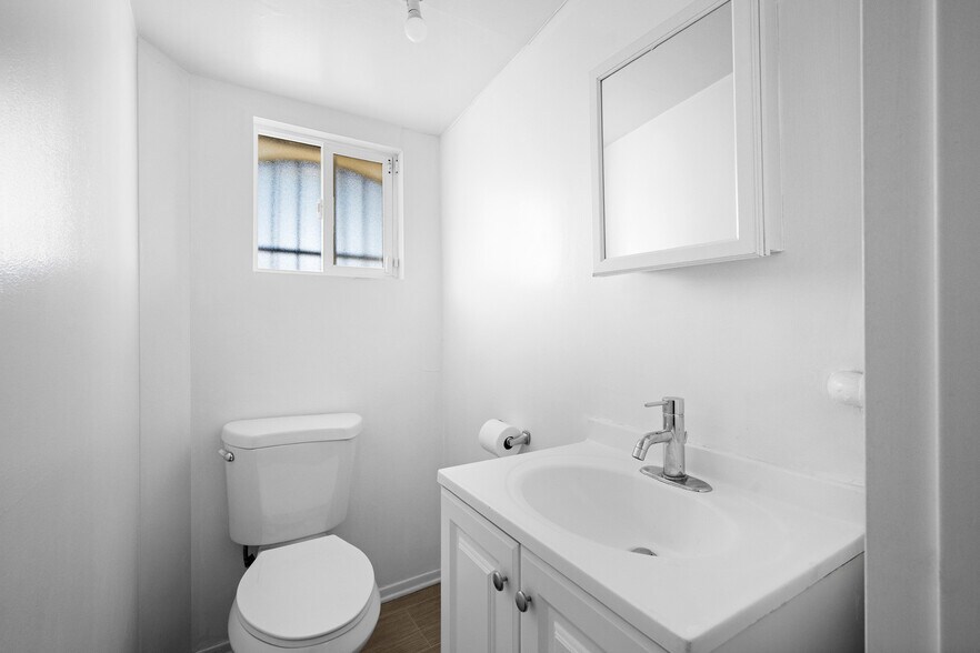 More Photos Of 7798 Foothill Blvd, Tujunga Freestanding For Sale