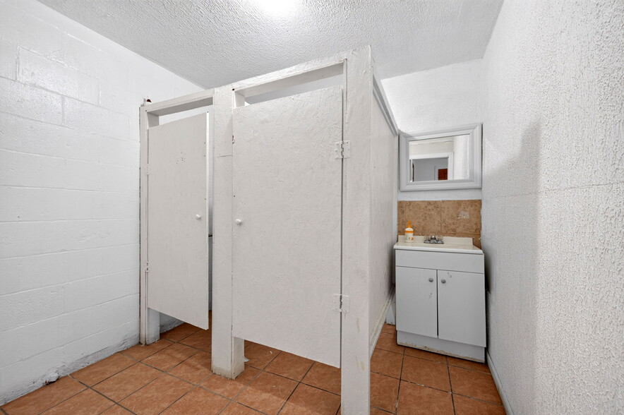 More Photos Of 7828 S Claremont Ave, Chicago Warehouse For Sale